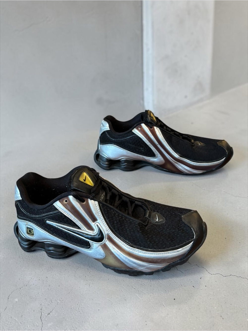 Nike Shox M1 athletic sneakers in a black, metallic silver, and gold US Mens 8.5